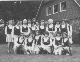 Das erste Gruppenbild stammt aus dem Jahre 1975; Aufgenommen auf dem Hof Schürfeld